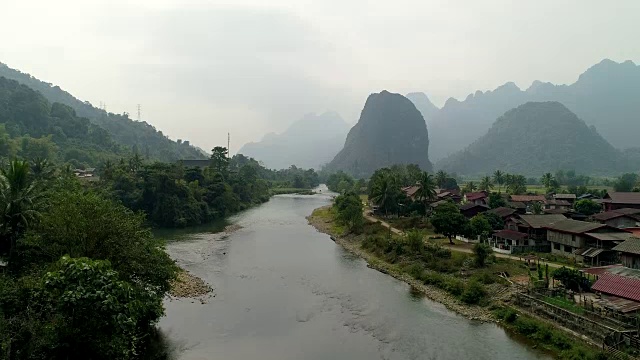 景观山Vang Vieng村与石灰岩山，老挝视频素材