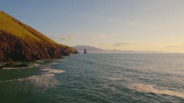 无人机拍摄的海洋和落基海岸的天空视频素材