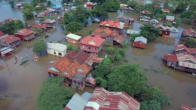 季风雨期间，从空中俯瞰被淹没的村庄视频素材