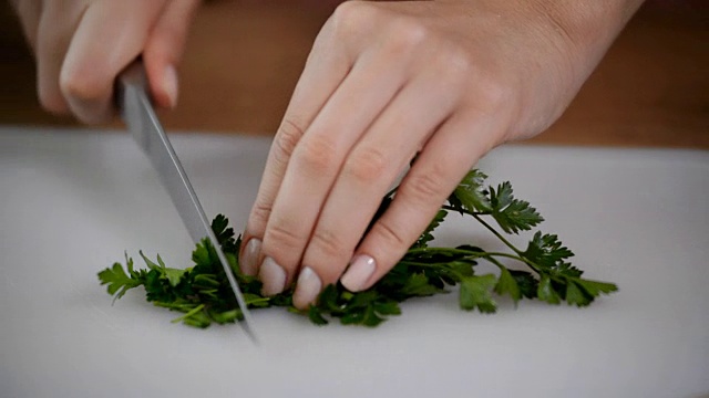 女性用手切碎欧芹视频素材