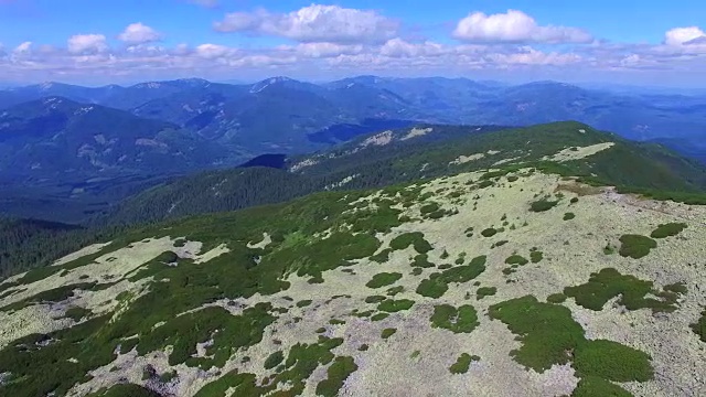 飞过布满云杉的岩石山坡视频素材