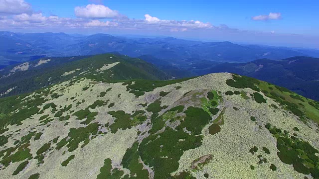 飞过多岩石的山脊和山谷视频素材