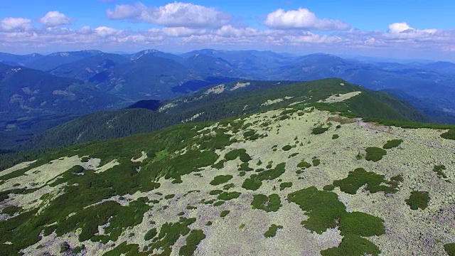 鸟瞰图的岩石斜坡喀尔巴阡山脉视频素材