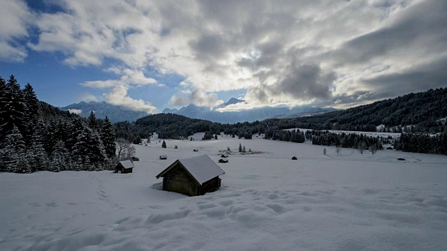 海斯特德与结冰的湖Geroldsee在冬天的早晨，Gerold, Garmisch-Partenkirchen上巴伐利亚，德国巴伐利亚，欧洲阿尔卑斯山视频素材