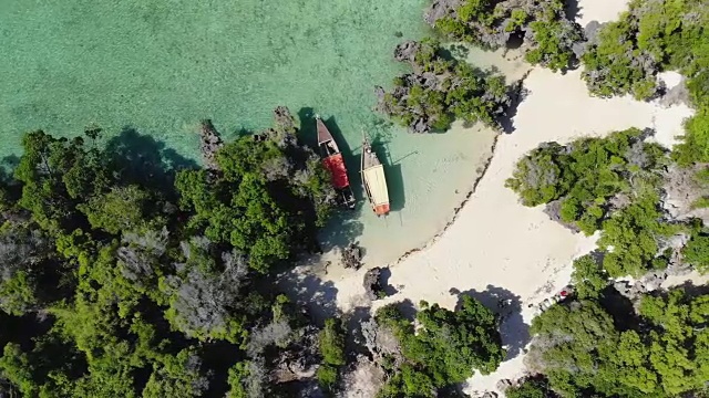 鸟瞰美丽的热带岛屿海滩，清澈湛蓝的珊瑚礁海水视频素材