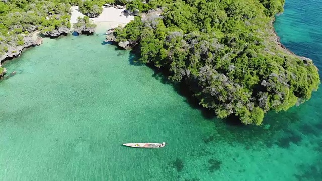 鸟瞰美丽的热带岛屿海滩，清澈湛蓝的珊瑚礁海水视频素材