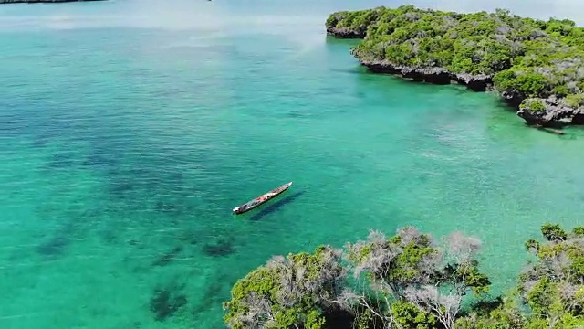 鸟瞰美丽的热带岛屿海滩，清澈湛蓝的珊瑚礁海水视频素材