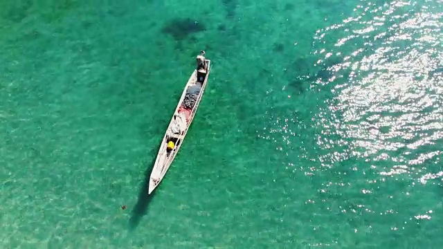 鸟瞰美丽的热带岛屿海滩，清澈湛蓝的珊瑚礁海水视频素材