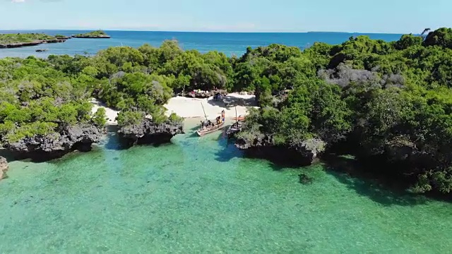 鸟瞰美丽的热带岛屿海滩，清澈湛蓝的珊瑚礁海水视频素材