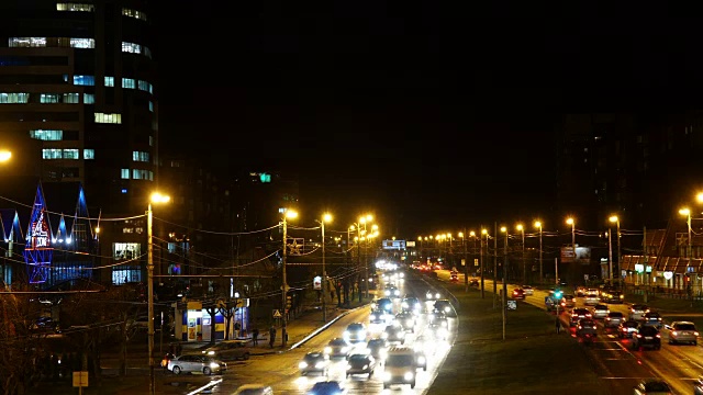 城市的夜间交通。间隔拍摄。公路夜景与市区交通夜景，时光流逝。视频素材