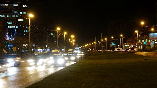 城市的夜间交通。间隔拍摄。公路夜景与市区交通夜景，时光流逝。视频素材