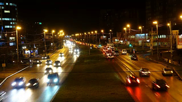 城市的夜间交通。间隔拍摄。公路夜景与市区交通夜景，时光流逝。视频素材