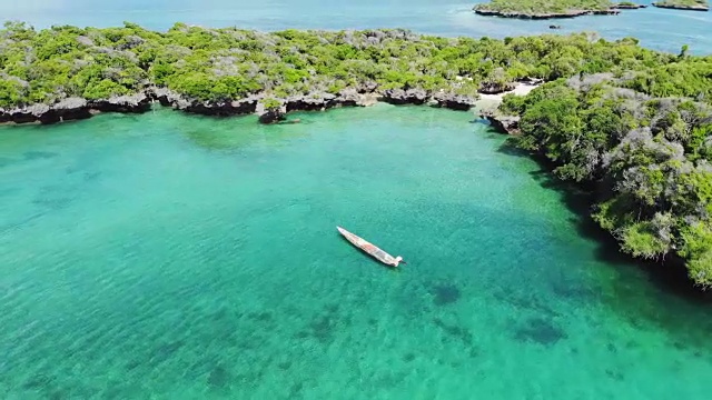 鸟瞰美丽的热带岛屿海滩，清澈湛蓝的珊瑚礁海水视频素材