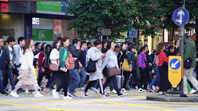 在香港过马路的人视频素材