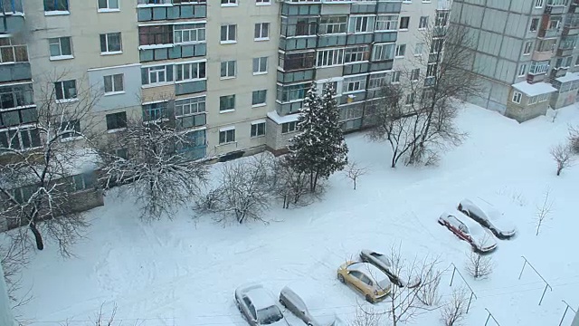 下雪的天气。冰雪覆盖的院子。观看冬季欧洲城市。视频素材