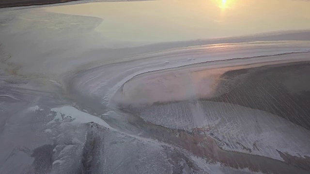 日落时分，一架无人机在乌克兰亚速海广阔的盐滩上飞过视频素材