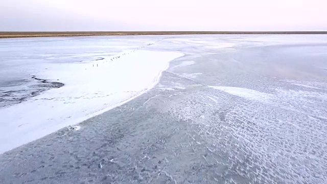 日落时分，一架无人机在乌克兰亚速海广阔的盐滩上飞过视频下载