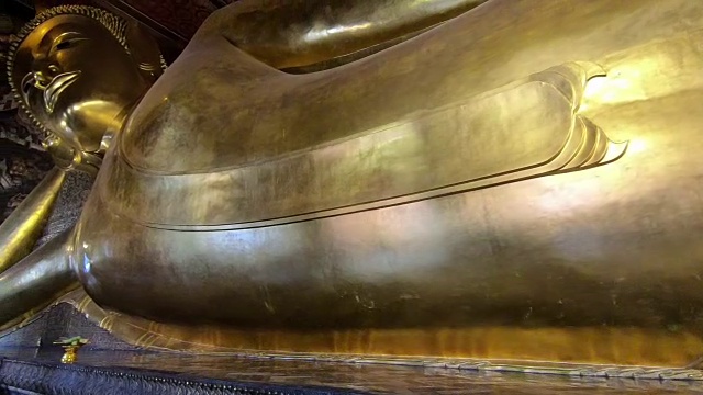 泰国曼谷——2018年3月6日:泰国曼谷卧佛寺的卧佛金像视频素材