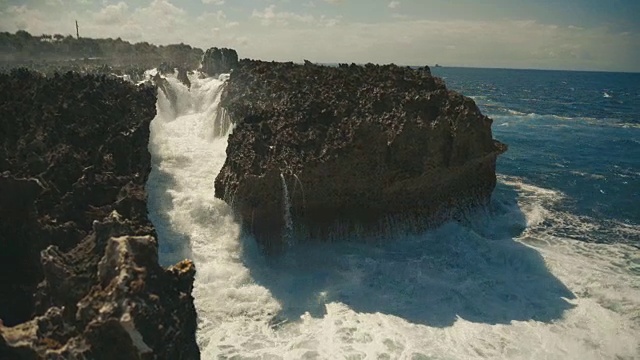 巨大的海浪撞击着岩石视频素材