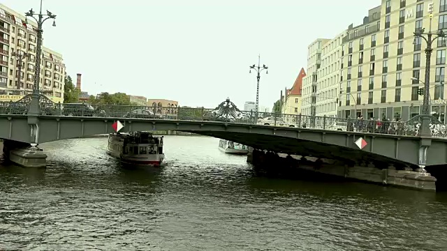 城市景观和施普雷河上的Weidendammer桥，Weidendammer Brcke，施普雷河上的旅游船只，弗里德里希大街，柏林，德国视频素材