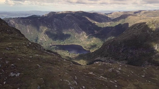 4K鸟瞰图山谷湖从山顶悬崖与树木和森林视频素材