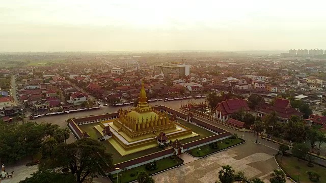 无人机拍摄的4k视频鸟瞰图Wat Phra That Luang，万象，老挝人民民主共和国。视频素材