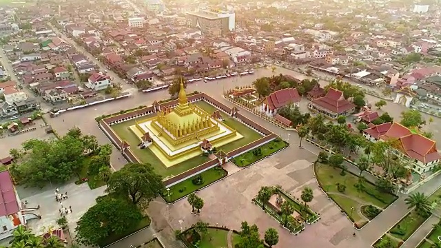 无人机拍摄的4k视频鸟瞰图Wat Phra That Luang，万象，老挝人民民主共和国。视频素材