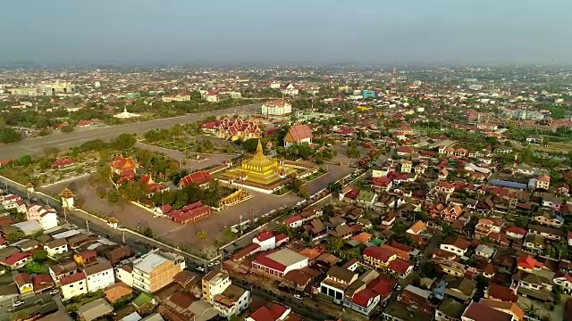 无人机拍摄的4k视频鸟瞰图Wat Phra That Luang，万象，老挝人民民主共和国。视频素材