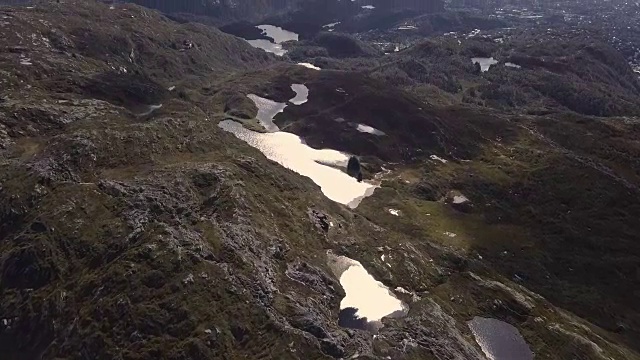 4K鸟瞰图的池塘山顶俯瞰卑尔根挪威天空森林视频素材