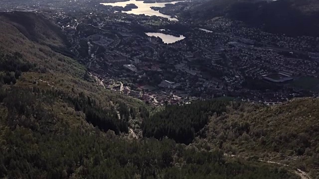 4K鸟瞰图俯瞰悬崖。飞越水，飞越山林视频素材