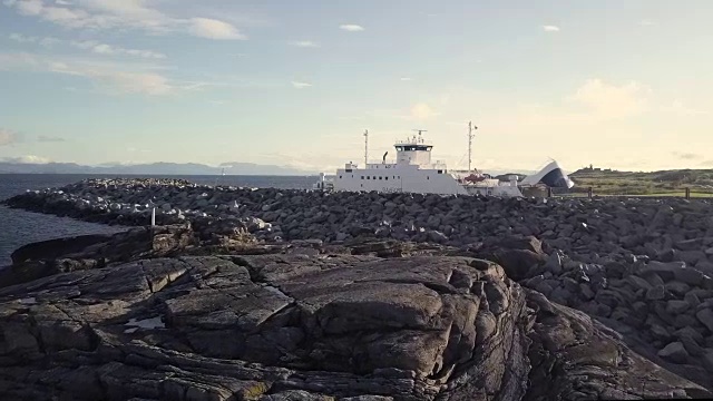 4K海岸线鸟瞰图，渡轮驶入丹麦码头视频素材