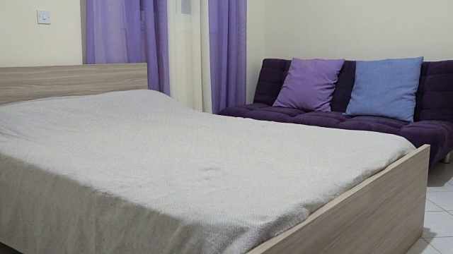 时尚的现代设计的卧室在紫色和蓝色的颜色视频素材