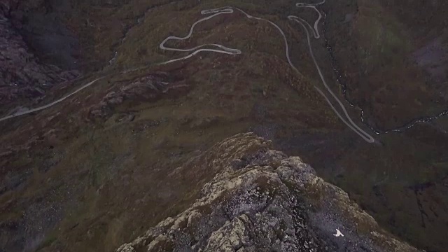 4K鸟瞰山崖俯瞰蜿蜒的山路山谷森林视频素材