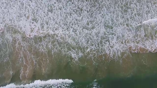 鸟瞰图的海滩与海浪，自然背景视频素材