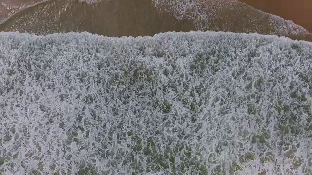 鸟瞰图的海滩与海浪，自然背景视频素材