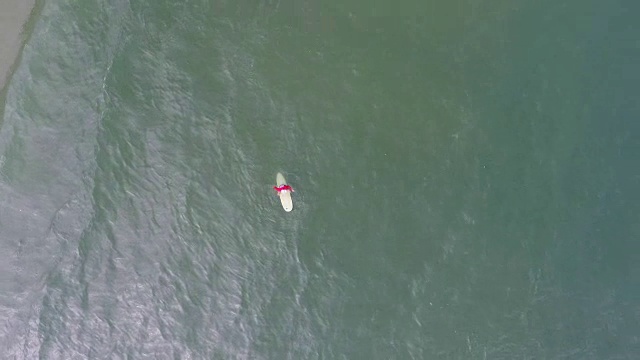 鸟瞰图冲浪男子在海南视频素材