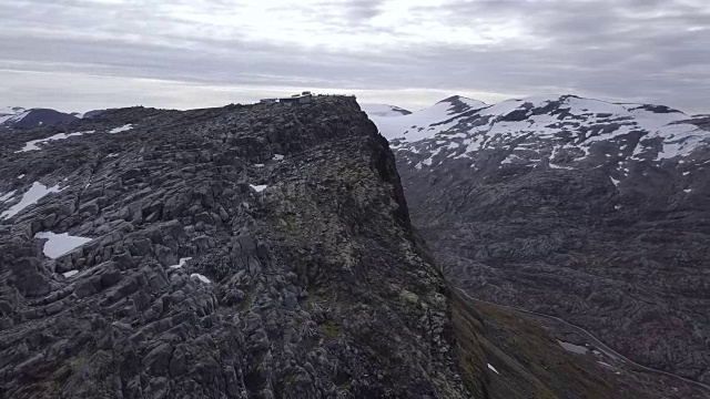 4K鸟瞰图的山峰与森林和岩石视频下载