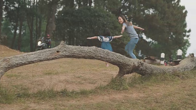 妈妈和小女孩在山河上玩视频素材