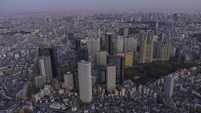 新宿大楼在黄昏时出现空中楼阁视频素材