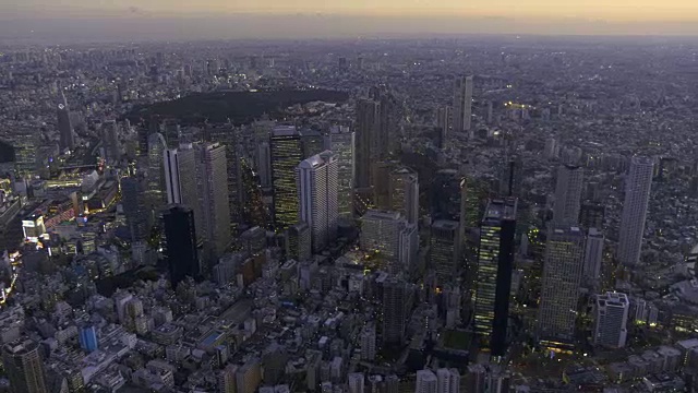 新宿大楼在黄昏时出现空中楼阁视频素材