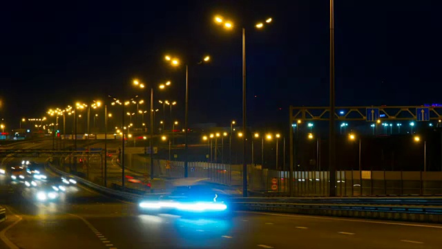 公路交通车辆在夜间时间流逝。汽车行驶在道路上的桥晚上延时。视频素材