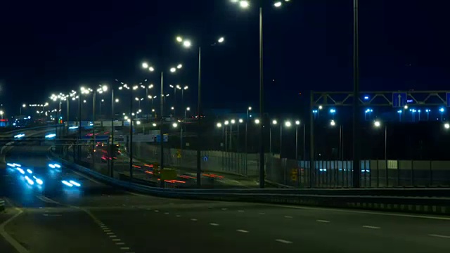 公路交通车辆在夜间时间流逝。汽车行驶在道路上的桥晚上延时。视频素材