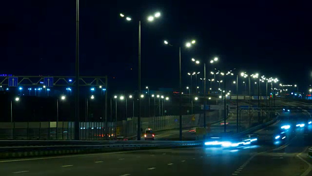 公路交通车辆在夜间时间流逝。汽车行驶在道路上的桥晚上延时。视频素材