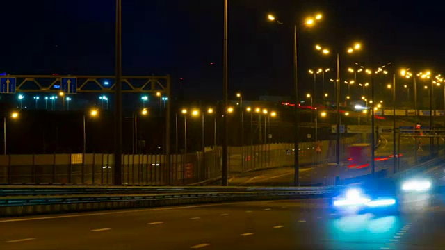 公路交通车辆在夜间时间流逝。汽车行驶在道路上的桥晚上延时。视频素材