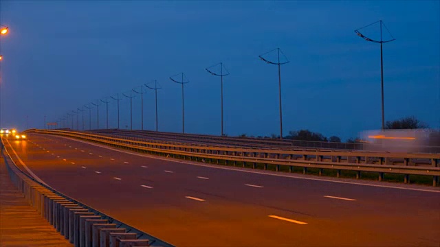 公路交通车辆在夜间时间流逝。汽车行驶在道路上的桥晚上延时。视频素材