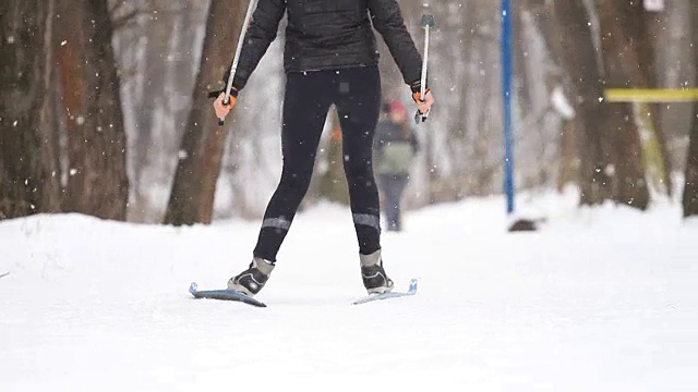 女孩越野滑雪视频素材