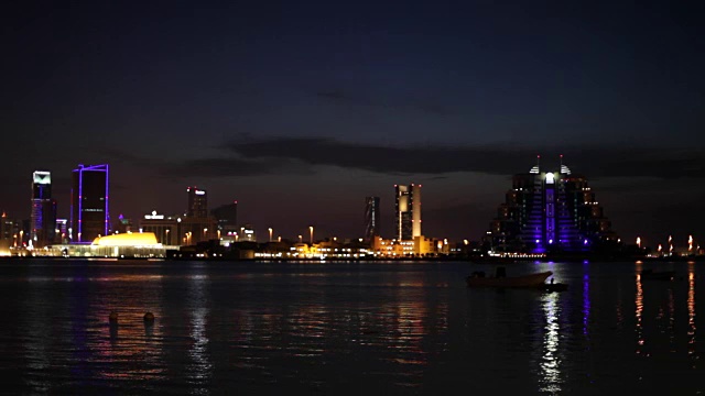 巴林首都麦纳麦夜晚的城市天际线视频素材