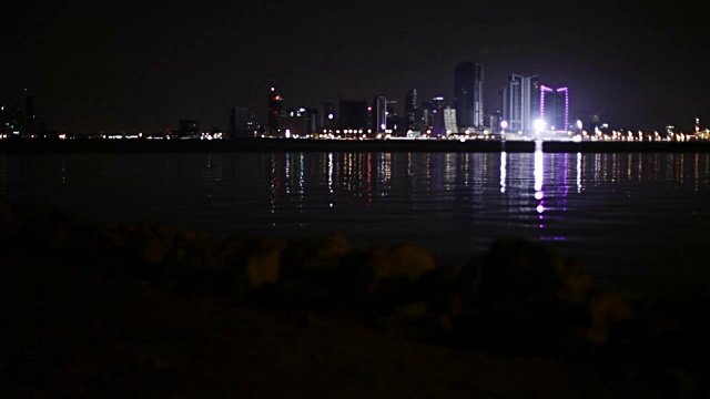 巴林首都麦纳麦夜晚的城市天际线视频素材