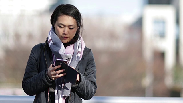 在日本东京使用智能手机的日本女性视频素材