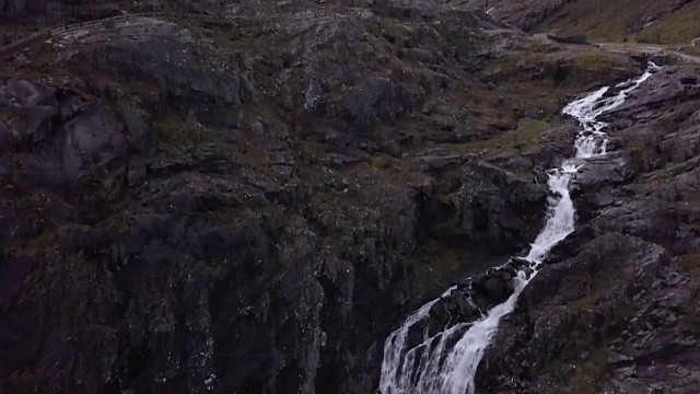 4K鸟瞰图大奔流瀑布在山雾，岩石，树木，森林视频下载